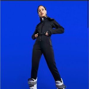 ASOS Ski & Snow Woman’s Ski suit with faux fur hood size 6 never worn NWT